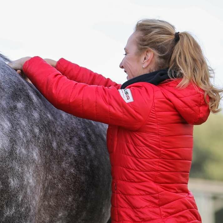 Esther Weber-Voigt behandelt ein Pferd